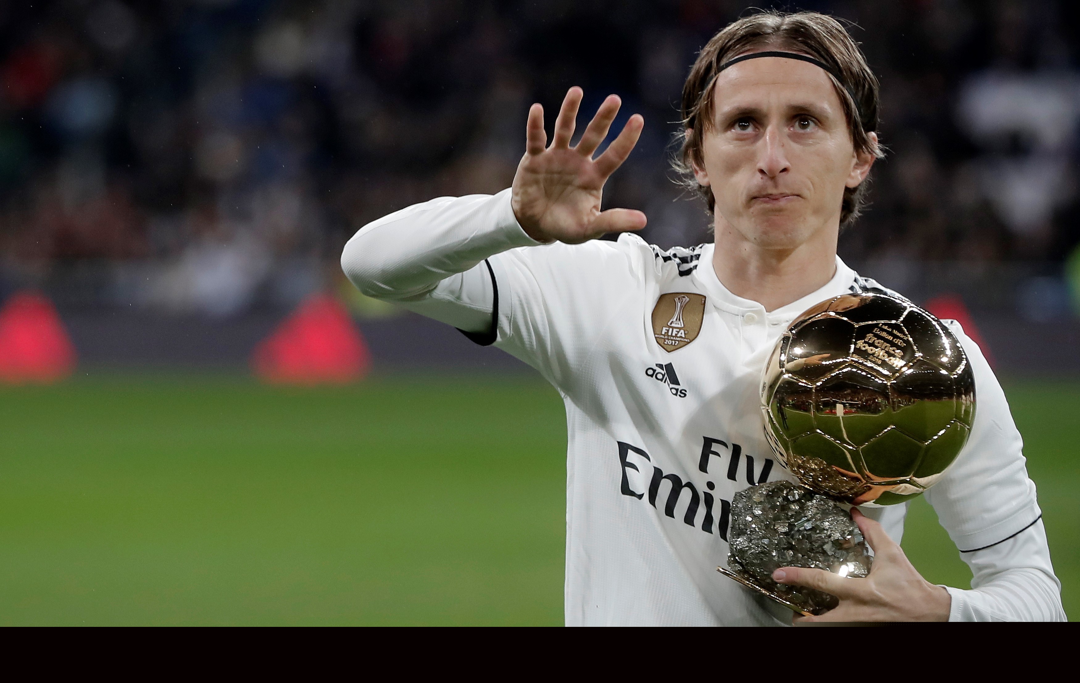 深蹲不会屈髋的话，可以在后面放一张凳子，找一找感