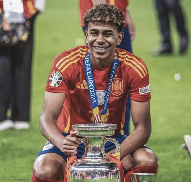 坐拥4座欧冠&36次荷甲冠军，阿贾克斯迎建队125